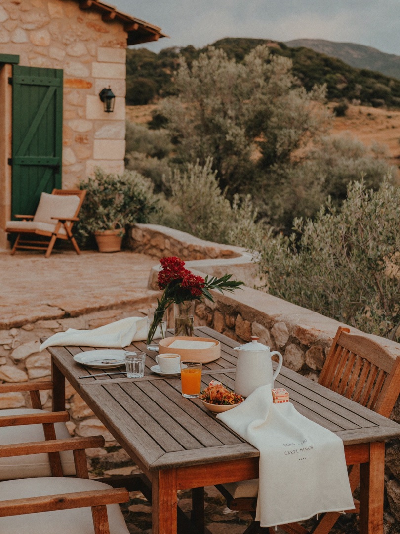 Terraza de casa rural al atardecer